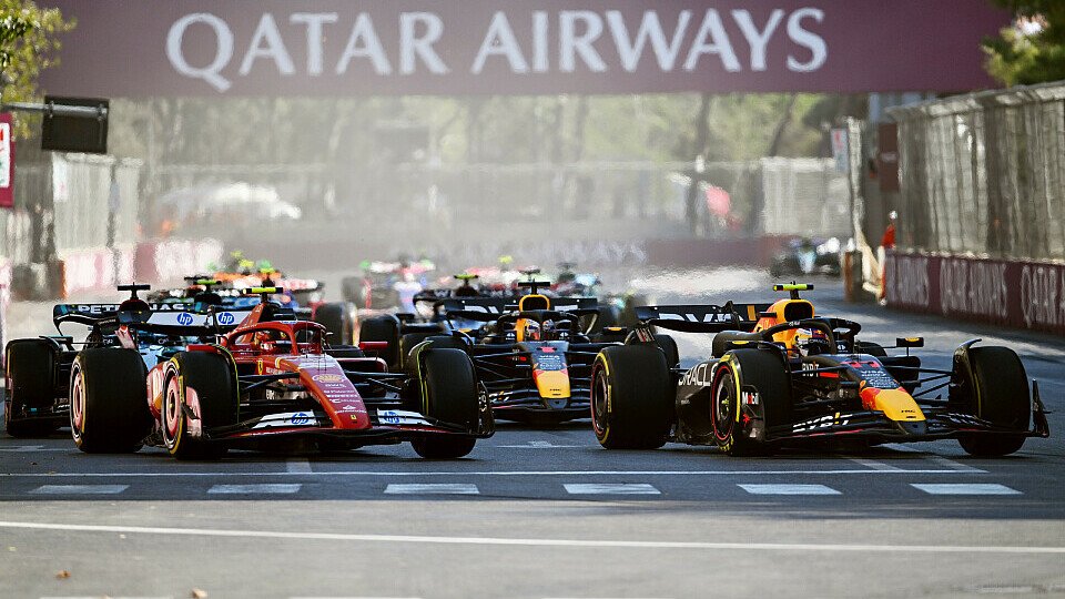 Red Bull-Pilot Sergio Perez überholt beim Start Carlos Sainz Jr. im Ferrari 